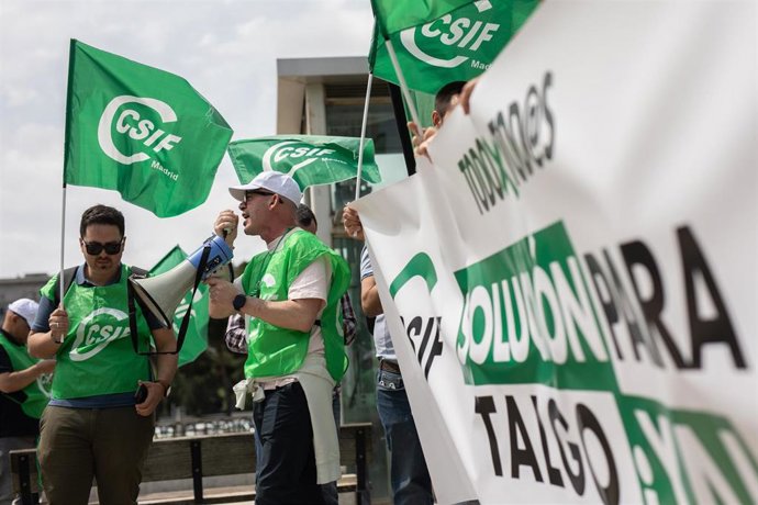 Un grupo de personas sostienen una pancarta durante una concentración de CSIF frente al Ministerio de Transportes, a 3 de junio de 2025, en Madrid (España).