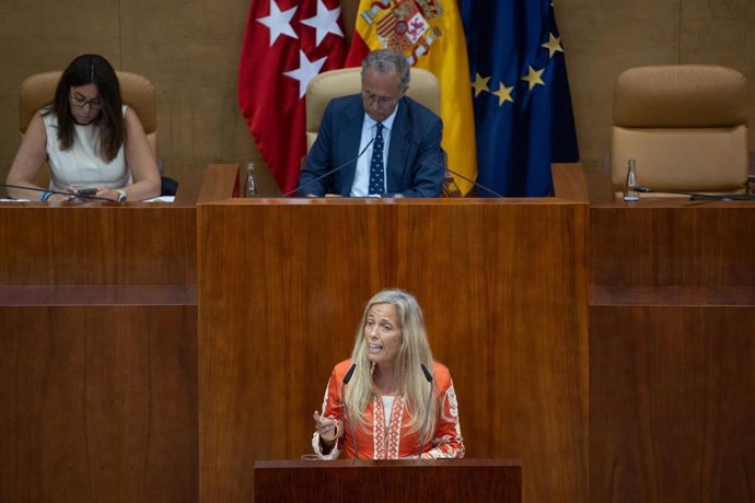 La consejera de Economía, Hacienda y Empleo de la Comunidad de Madrid, Rocío Albert, interviene durante una sesión plenaria en la Asamblea de Madrid, a 12 de junio de 2025, en Madrid (España). La Asamblea de Madrid aprueba por lectura única y a través de 