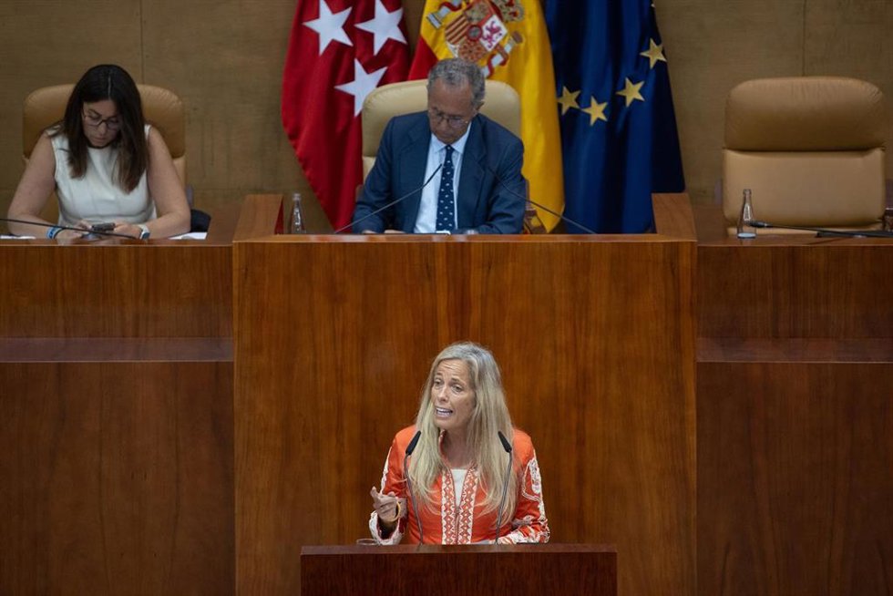 La consejera de Economía, Hacienda y Empleo de la Comunidad de Madrid, Rocío Albert, interviene durante una sesión plenaria en la Asamblea de Madrid, a 12 de junio de 2025, en Madrid (España). La Asamblea de Madrid aprueba por lectura única y a través d