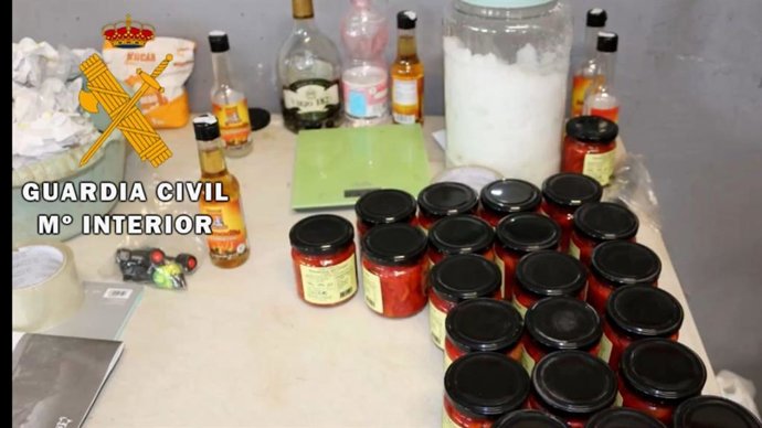 Botes de pimientos incautados.