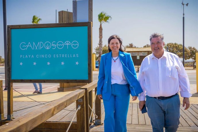 La alcaldesa de San Fernando, Patricia Cavada, en la playa de Camposoto.