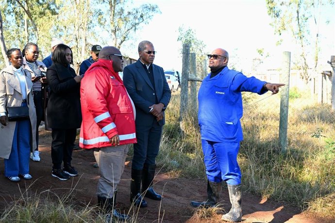 Una visita de las autoridades sudafricanas las zonas afectadas por las inundaciones
