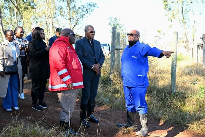 Una visita de las autoridades sudafricanas las zonas afectadas por las inundaciones
