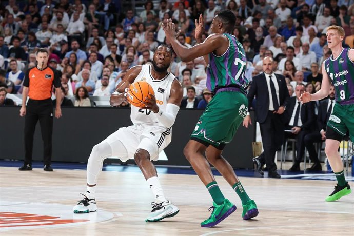 Yankuba Sima defiende a Bruno Fernando en el primer partido del Real Madrid-Unicaja de las semifinales por el 'Playoff' por el título de la Liga Endesa 24-25