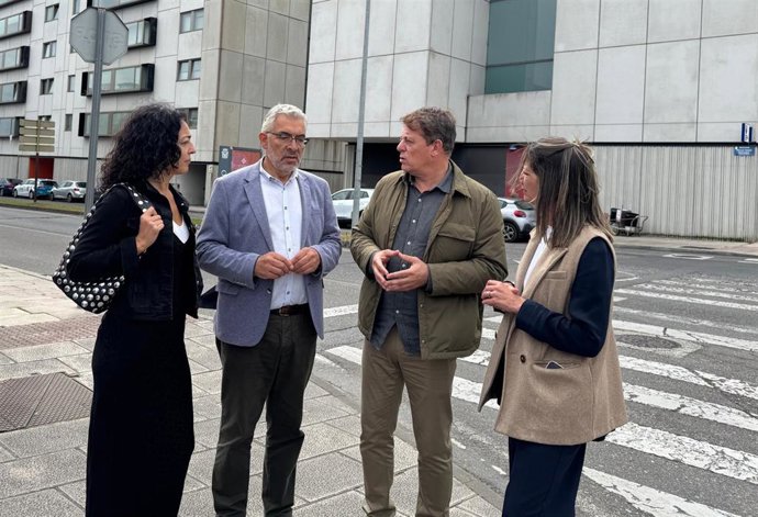 El responsable del Partido Socialista en Galicia, José Ramón Gómez Besteiro, junto al alcalde de Lugo, Miguel Fernández, y otros cargos socialistas