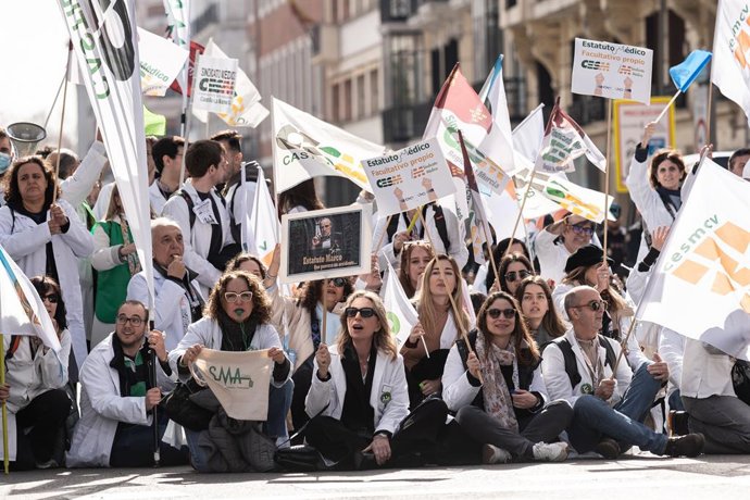 Archivo - Arquivo - Dezenas de pessoas durante uma manifestação de sindicatos médicos em frente ao Ministério da Saúde, em 13 de fevereiro de 2025, em Madri, Espanha. Sindicatos de médicos de todo o país se reúnem para mostrar seu desacordo com o projeto 