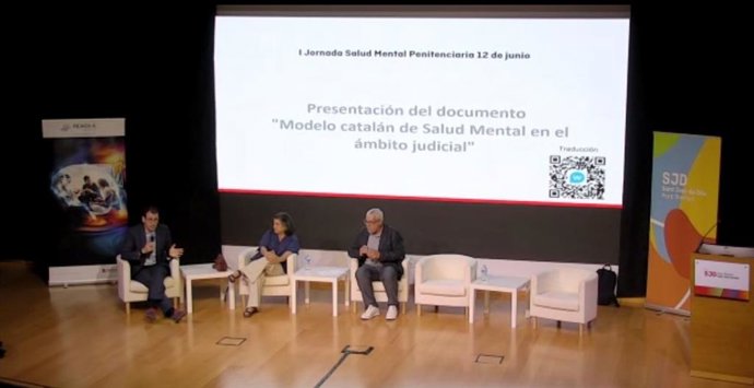 La directora del Programa de Salut Penitenciària del Institut Català de la Salut, Elisabet Turu, y el director del Pla Director de Salut Mental i Addiccions de la Generalitat de Catalunya, Josep Tristany