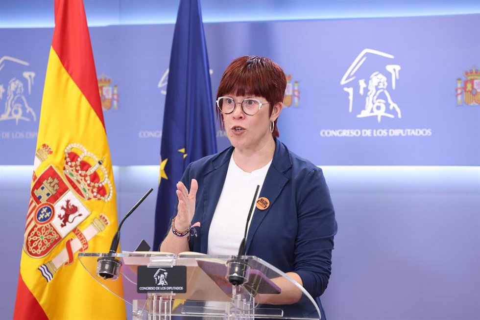 La portavoz de Compromís en el Congreso, Águeda Micó, durante una rueda de prensa anterior a la Junta de Portavoces, en el Congreso de los Diputados, a 27 de mayo de 2025, en Madrid (España).