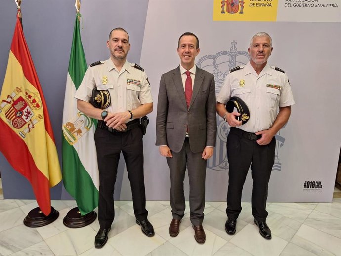 El subdelegado del Gobierno en Almería, José María Martín, junto al nuevo comisario jefe de la Policía Nacional en la provincia, Antonio María Delgado de los Reyes, y el jefe superior de Policía Nacional en Andalucía Oriental, Luis Esteban Lezáun.