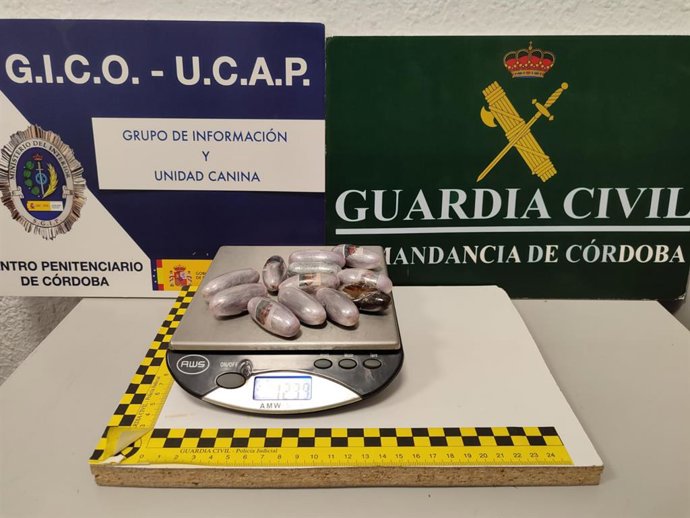 Bellotas de hachís intervenidas a la joven que supuestamente iba a introducir en la prisión de Córdoba.