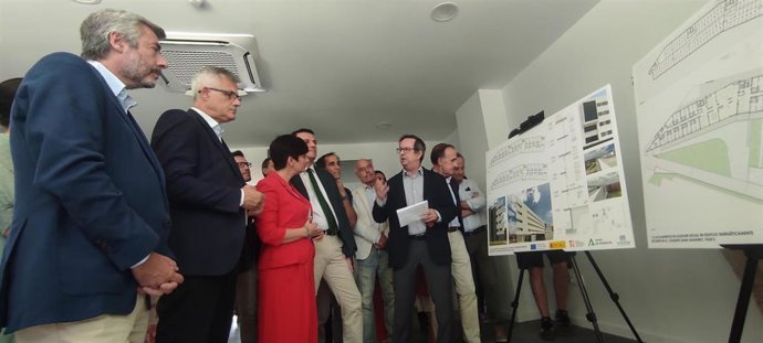 La ministra de Vivienda y Agenda Urbana, Isabel Rodríguez; el alcalde de Córdoba, José María Bellido, y el viceconsejero de Vivienda de la Junta de Andalucía, Mario Muñoz-Atanet, visitan la promoción de 113 viviendas en alquiler social de Sama Naharro.