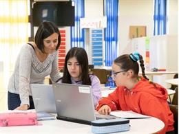 Archivo - Estudiantes en un instituto