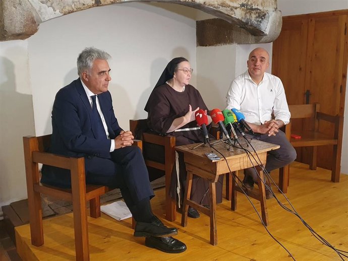 El director general de Patrimonio, Juan cArlos Prieto; la madre clarisa Mariuca mesones, y el presidente de Camino del Asombro, Juan Ayres.
