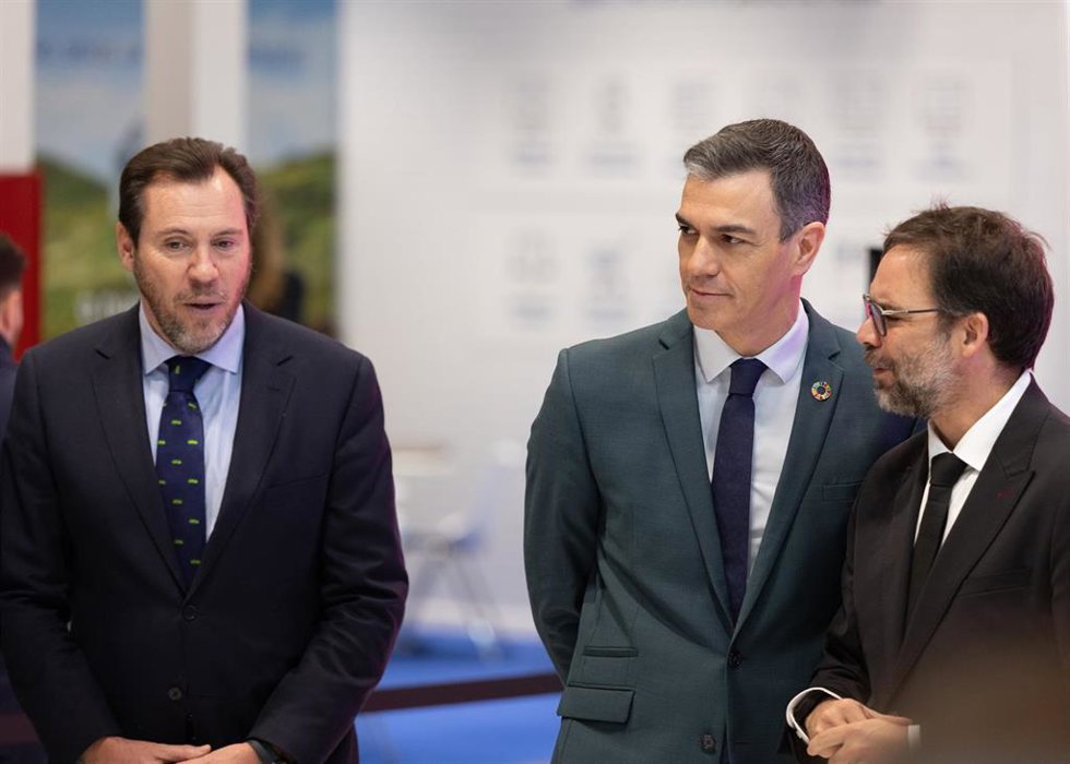 Archivo - El ministro de Transportes y Movilidad Sostenible, Óscar Puente (i) y el presidente del Gobierno, Pedro Sánchez (c), durante su visita a la 45 edición de la Feria Internacional del Turismo (Fitur).