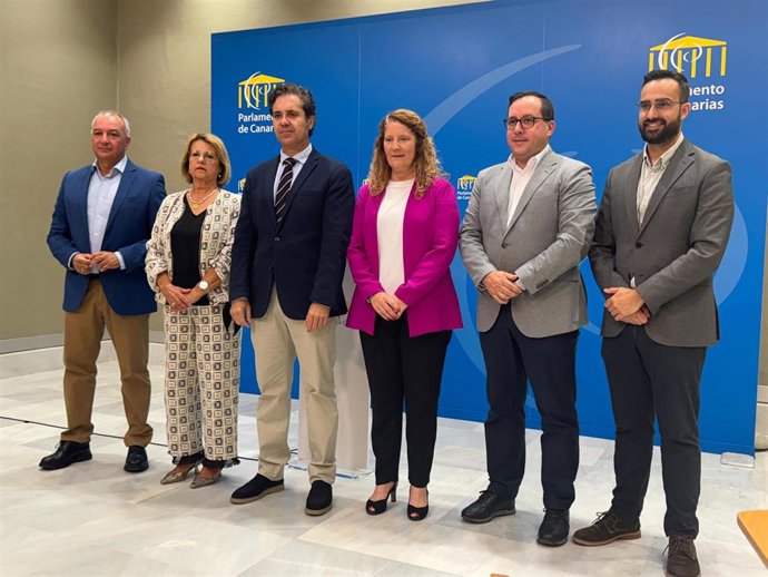 Diputados de NC-BC, PSOE, ASG, PP, CC y AHI en la presentación de una proposición de ley sobre accesibilidad universal