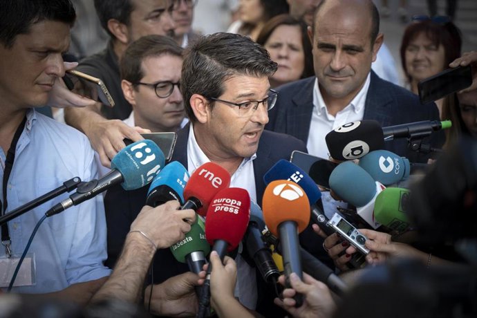 Archivo - El expresidente de la Diputación de Valencia con el PSPV y actual alcalde de Ontinyent por La Vall ens Uneix, Jorge Rodríguez, ofrece declaraciones a los medios