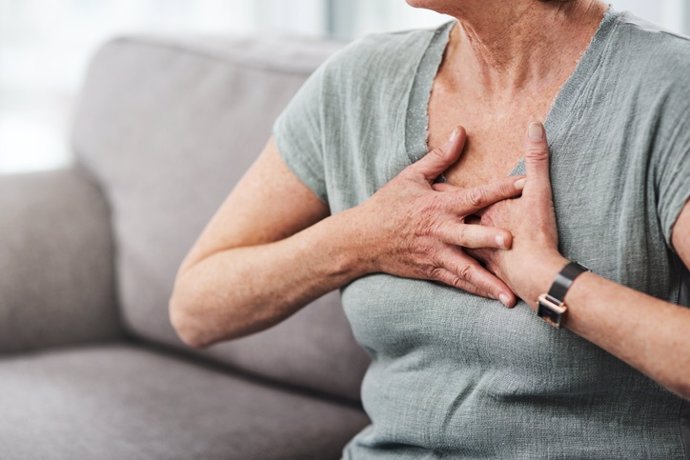 Archivo - Imagen de recurso de una mujer con síntomas de menopausia.