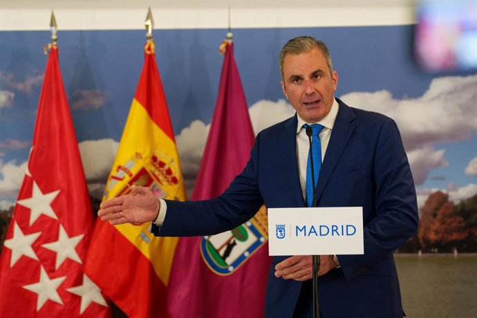 El portavoz de VOX en el Ayuntamiento de Madrid, Javier Ortega Smith, durante una rueda de prensa 