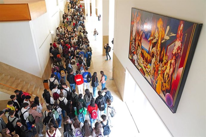 Alumnos durante el primer día de selectividad en Galicia, a 3 de junio de 2025, en Santiago de Compostela, A Coruña, Galicia (España). Un total de 12.946 estudiantes gallegos están matriculados para participar, entre este martes y este jueves, 3, 4 y 5 de