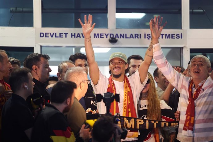 12 June 2025, Turkey, Istanbul: German football player Leroy Sane arrives at the airport in Istanbul and is greeted by fans. Photo: Murat Akbas/dpa