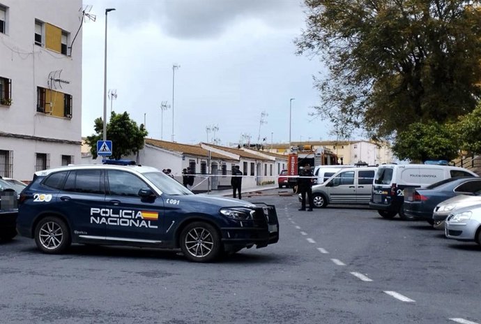 Archivo - Agentes de Policía Nacional y bomberos en Pérez Cubillas (Huelva) en una imagen de archivo,