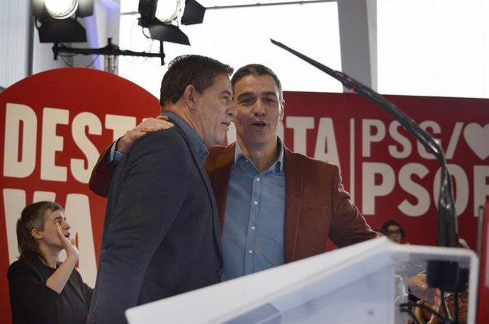 Archivo - El candidato del Partido de los Socialistas de Galicia (PSdeG) a la Presidencia de la Xunta, José Ramón Gómez Besteiro (i), y el secretario general del PSOE y presidente del Gobierno, Pedro Sánchez (d), durante un acto de campaña del PSdeG.