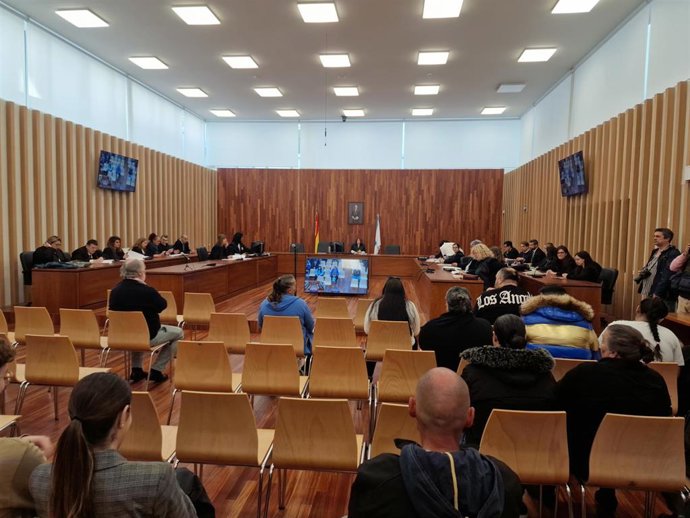 Archivo - Imagen de la vista por usurpación contra varios 'okupas' que residían en el edificio de la calle Alfonso X de Vigo, donde murieron una madre y tres de sus hijos en un incendio.