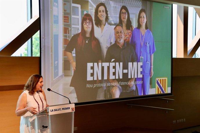 La consellera de Salud, Manuela García, en la presentación del programa 'Entén-me'.