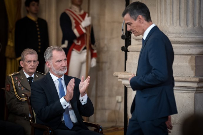 El Rey Felipe VI y el presidente del Gobierno, Pedro Sánchez, durante el acto del XL aniversario de la firma del Tratado de Adhesión de España a las Comunidades Europeas, en el Palacio Real, a 12 de junio de 2025, en Madrid (España).