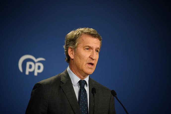 El presidente del Partido Popular, Alberto Núñez Feijóo, durante una rueda de prensa, en la sede del PP en Génova, a 12 de junio de 2025, en Madrid (España). Durante su comparecencia, Feijóo ha pedido a Sánchez que dimita y convoque elecciones después de 