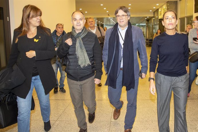 Archivo - Arxiu - (I-D) La presidenta de Junts, Laura Borràs; el secretari general de Junts per Catalunya, Jordi Turull; l'ex-president de la Generalitat, Carles Puigdemont, i la diputada de Junts, Miriam Nogueras, a la seva arribada al Parlamento Europeu