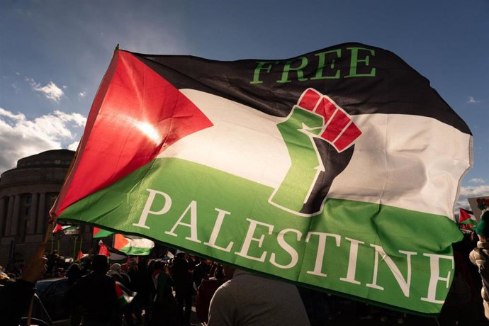 Archivo - Una bandera palestina durante una manifestación en Washington