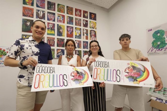 La delegada de Igualdad del Ayuntamiento de Córdoba, Marián Aguilar, con representantes de colectivos Lgtbi+.