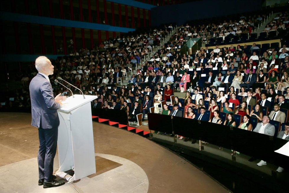 El consejero de Educación, Sergio Silva, felicita a los 269 estudiantes del Centro Universitario Cesine que se han graduado este año