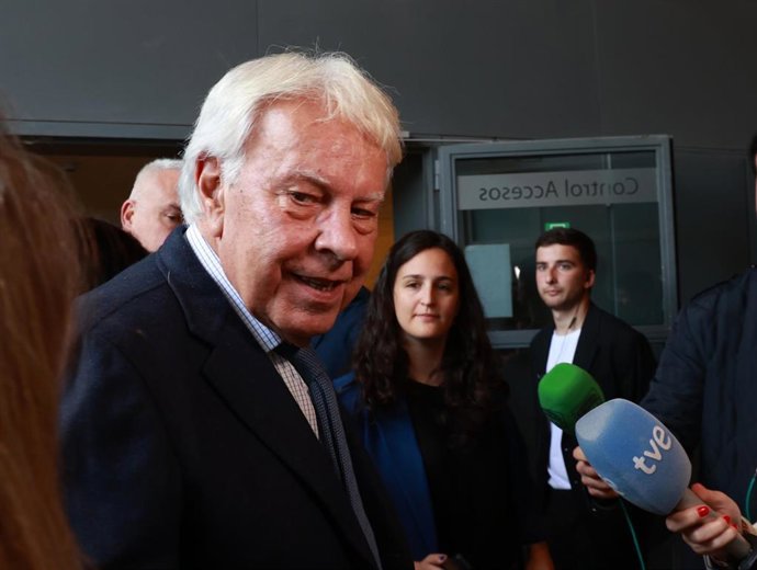 Archivo - El expresidente del Gobierno Felipe González, atiende a los medios a su llegada a la jornada de Cesur. A 20 de marzo de 2025, en Sevilla (Andalucía, España). 