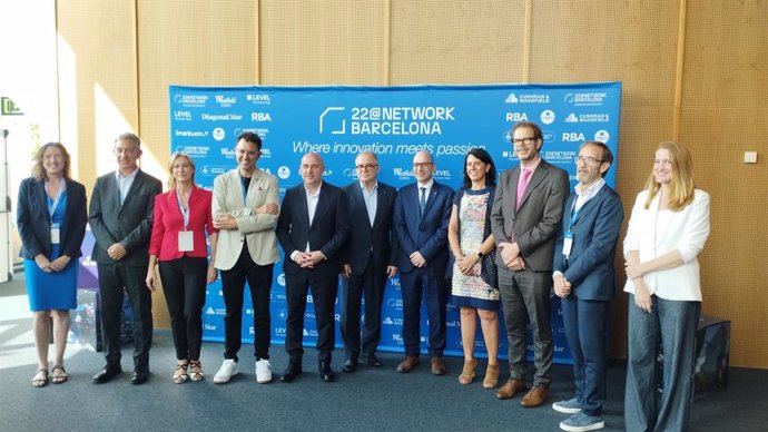 El delegat del Govern, Carlos Prieto, i el tinent d'alcalde Jordi Valls assisteixen al lliurament dels Premis Innovació 2025 Barcelona de 22@Barcelona Network.