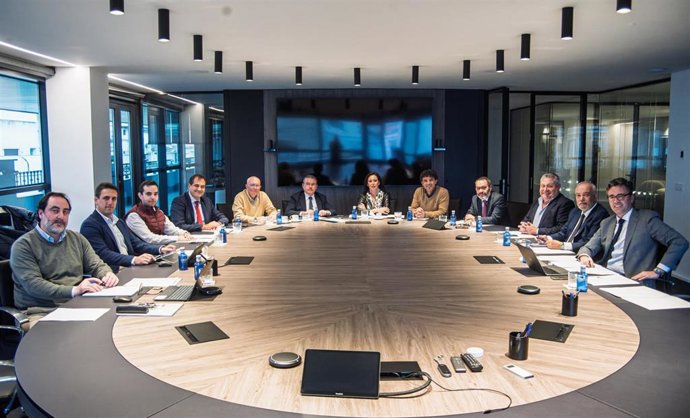 Archivo - María Dolores Jiménez (centro, al fondo), preside una reunión del consejo de gobierno de la patronal cordobesa de la construcción, en una imagen de archivo.