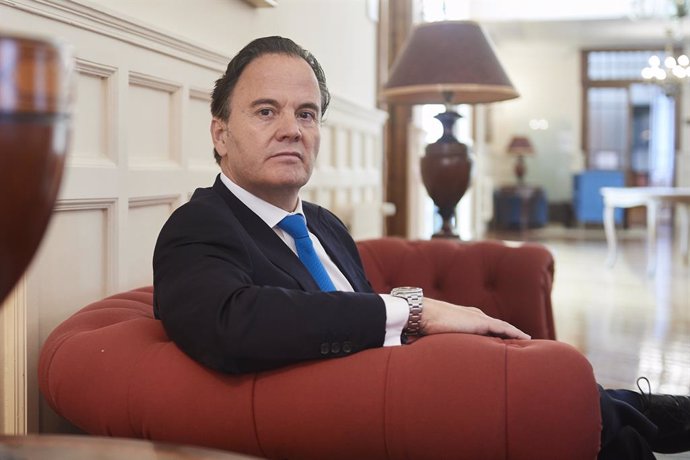 Archivo - El responsable Global de Sostenibilidad y CIB de BBVA, Javier Rodriguez Soler, posa durante la cuarta jornada de los Cursos de Verano de 2024 de la UIMP, en el Palacio de la Magdalena, a 20 de junio de 2024, en Santander, Cantabria (España). La