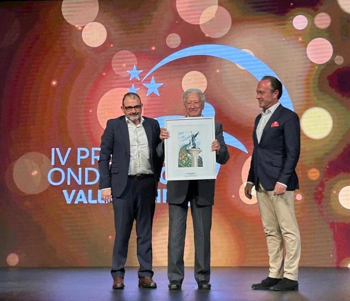 AMP.- Antonio Pelayo recibe el premio Vicente Ballester de Onda Cero Valladolid en una gala con homenaje a Jesús Anta