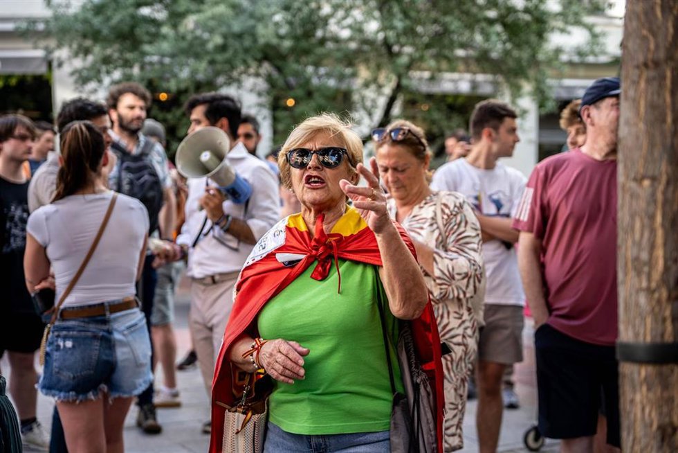 Varias personas durante una concentración en la sede del PSOE en Ferraz, a 12 de junio de 2025, en Madrid (España). Después de que el secretario de Organización del PSOE, Santos Cerdán, haya dimitido hoy tras un informe de la UCO que lo vincula a presun