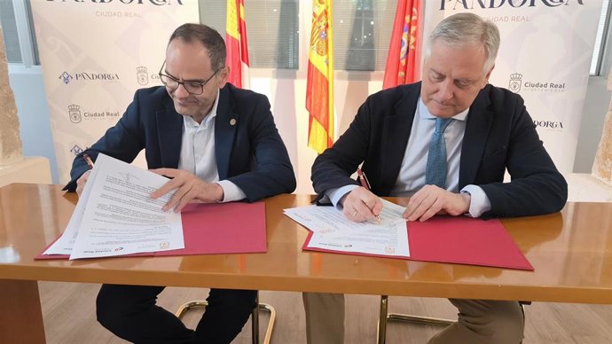 Firma del acuerdo entre el Ayuntamiento de Ciudad Real y el Balonmano Caserío.