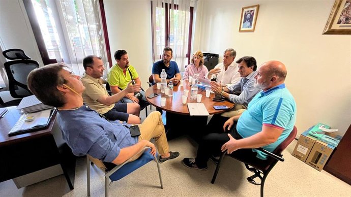 El portavoz municipal, Agustín González, y los concejales Antonio Losa y Maribel López, en el encuentro.