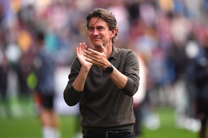 18 May 2025, United Kingdom, Brentford: Brentford manager Thomas Frank applauds the fans after the final whistle in the English Premier League soccer match between Brentford and Fulham at the Gtech Community Stadium. Photo: Bradley Collyer/PA Wire/dpa