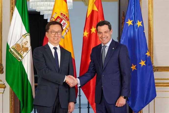 El presidente de la Junta de Andalucía, Juanma Moreno, junto al vicepresidente de la República Popular China, Han Zheng.