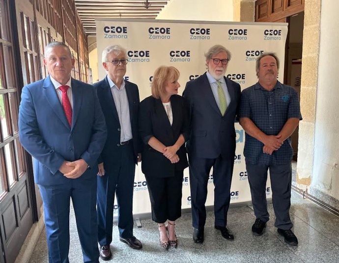 El presidente de la Diputación de Zamora, Javier Faúndez; el presidente de CEOE Zamora, José María Esbec; la consejera de Industria, Leticia García; el presidente de CEOE Castilla y León, Santiago Aparicio y el alcalde de Zamora, Francisco Guarido