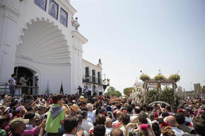 Simpecados de las hermandades del Rocío, junto a sus peregrinos, llegan al santuario de la Virgen en Almonte. Imagen de archivo. 