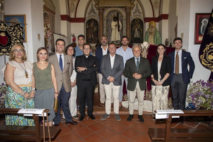 El presidente de la Diputación de Córdoba, Salvador Fuentes, en su visita para conocer el estado de la túnica de Nuestro Padre Jesús Nazareno de Villfranca.