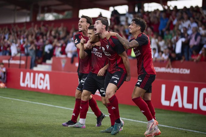 Urko Izeta, do CD Mirandes, comemora após marcar o primeiro gol da equipe durante a partida da LaLiga Hypermotion entre CD Mirandes e Racing Santander em Anduva, em 12 de junho de 2025, em Miranda de Ebro, Espanha.