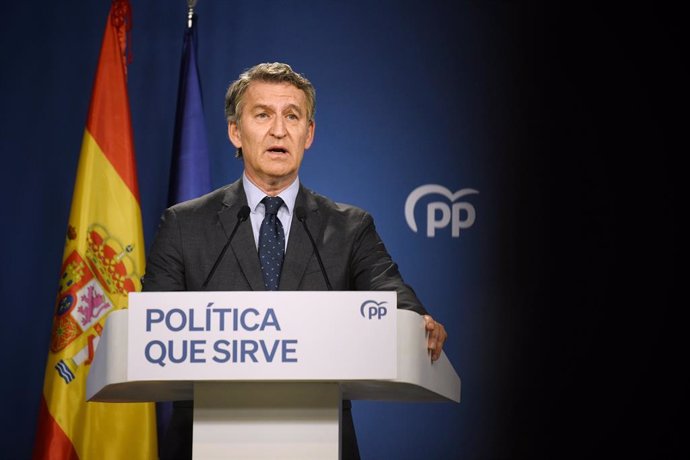 El presidente del Partido Popular, Alberto Núñez Feijóo, durante una rueda de prensa, en la sede del PP en Génova, a 12 de junio de 2025, en Madrid (España).