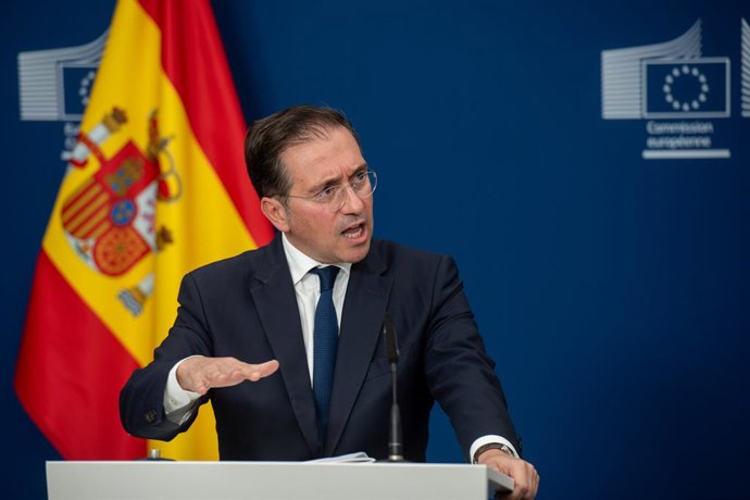 El ministro de Asuntos Exteriores, Unión Europea y Cooperación, José Manuel Albares, durante una rueda de prensa, en la sede de la Comisión Europea, a 11 de junio de 2025, en Bruselas (Bélgica). La Unión Europea y Reino Unido han alcanzado este miércoles 